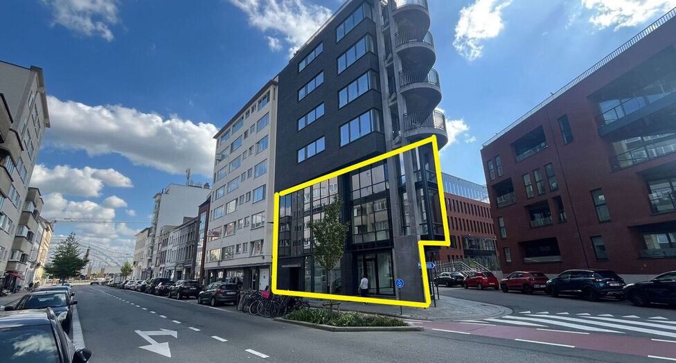 Op een uitstekende zichtlocatie in Mechelen, in de Leopoldstraat, bevindt zich dit hedendaags gebouw, bestaande uit drie afzonderlijk te verwerven entiteiten.

Het gebouw omvat een commercieel gelijkvloers en twee bovenliggende verdiepingen, elk ingericht