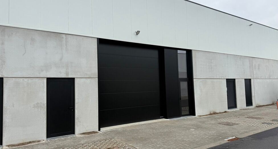 In dit nieuwbouwproject in industriezone 'De Vloeiende' te Kapellen bieden wij deze twee KMO-units te huur aan. Het project is zeer centraal gelegen in de regio Kapellen/Ekeren/Brasschaat en biedt een vlotte verbinding met de Antwerpse Haven.
Deze units