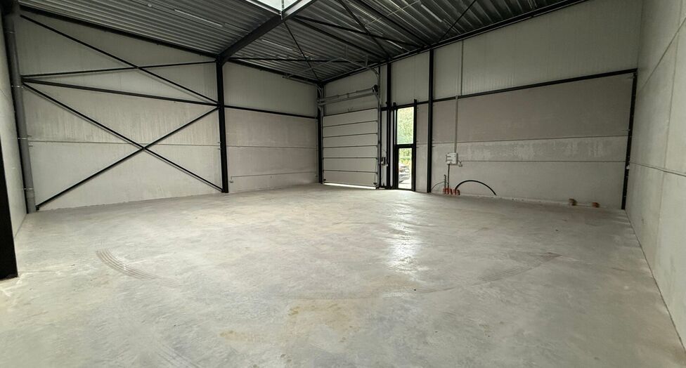 In dit nieuwbouwproject in industriezone 'De Vloeiende' te Kapellen bieden wij deze twee KMO-units te huur aan. Het project is zeer centraal gelegen in de regio Kapellen/Ekeren/Brasschaat en biedt een vlotte verbinding met de Antwerpse Haven.
Deze units