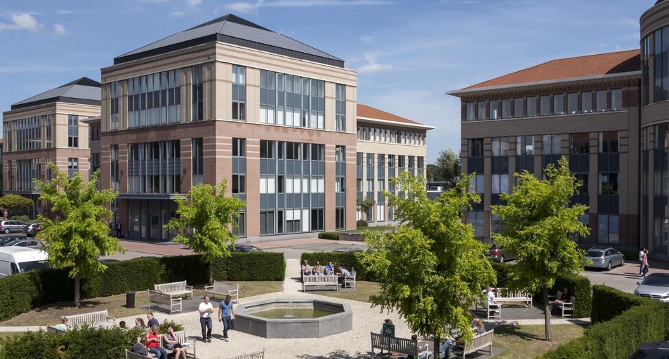 Mechelen Campus is een hoogwaardig en multifunctioneel kantorencomplex met een totale kantooroppervlakte van circa 55.000 m&sup2;, verspreid over 11 gebouwen. De campus wordt gekenmerkt door een markante toren van ongeveer 60 meter hoog, omringd door tien lag