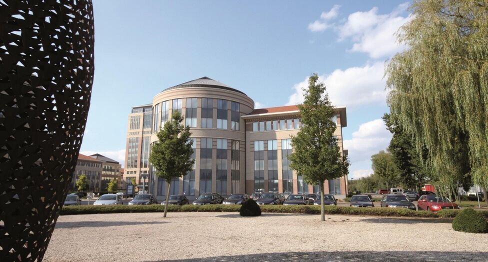 Mechelen Campus is een hoogwaardig en multifunctioneel kantorencomplex met een totale kantooroppervlakte van circa 55.000 m&sup2;, verspreid over 11 gebouwen. De campus wordt gekenmerkt door een markante toren van ongeveer 60 meter hoog, omringd door tien lag