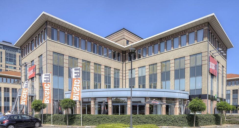 Mechelen Campus is een hoogwaardig en multifunctioneel kantorencomplex met een totale kantooroppervlakte van circa 55.000 m&sup2;, verspreid over 11 gebouwen. De campus wordt gekenmerkt door een markante toren van ongeveer 60 meter hoog, omringd door tien lag