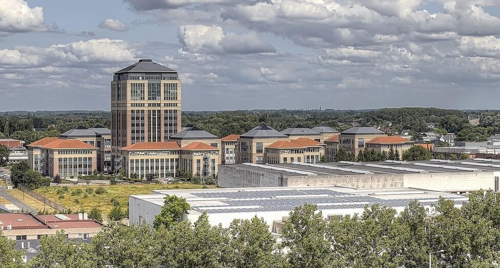 Mechelen Campus is een hoogwaardig en multifunctioneel kantorencomplex met een totale kantooroppervlakte van circa 55.000 m&sup2;, verspreid over 11 gebouwen. De campus wordt gekenmerkt door een markante toren van ongeveer 60 meter hoog, omringd door tien lag