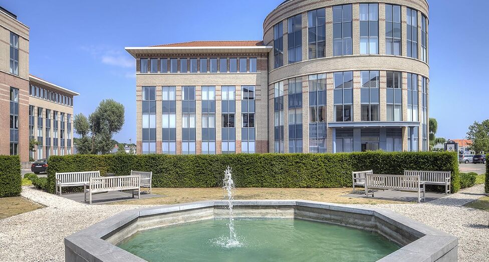 Mechelen Campus is een hoogwaardig en multifunctioneel kantorencomplex met een totale kantooroppervlakte van circa 55.000 m&sup2;, verspreid over 11 gebouwen. De campus wordt gekenmerkt door een markante toren van ongeveer 60 meter hoog, omringd door tien lag