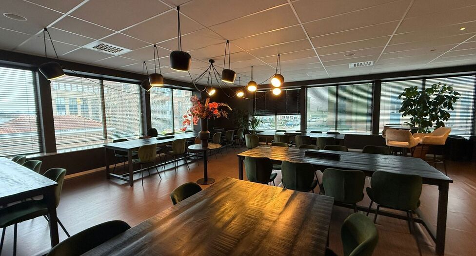 Mechelen Campus is een hoogwaardig en multifunctioneel kantorencomplex met een totale kantooroppervlakte van circa 55.000 m&sup2;, verspreid over 11 gebouwen. De campus wordt gekenmerkt door een markante toren van ongeveer 60 meter hoog, omringd door tien lag