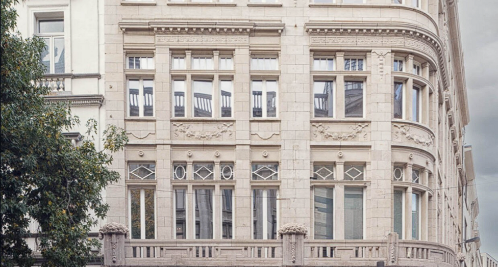 Het betreft de verhuur van kantoorruimtes in een karaktervol gebouw gelegen op toplocatie Meir 113-115, 2000 Antwerpen. Het pand werd in 2019 erkend als bouwkundig erfgoed en werd recent herontwikkeld tot moderne kantoorruimtes waarbij authentieke element