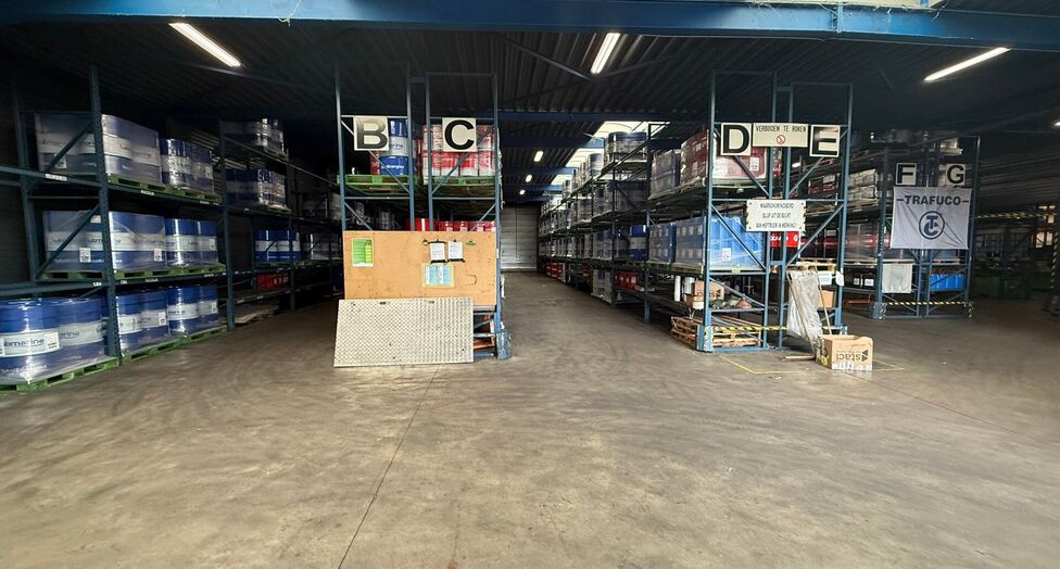 Op een strategische locatie in Schelle, aan de Molenberglei 9-11, bevindt zich dit industrieel gebouw dewelke een uitstekende ligging geniet nabij de A12 (Antwerpen - Brussel). Het gebouw heeft een totale oppervlakte van ca. 1920 m&sup2;, bestaande uit een ma