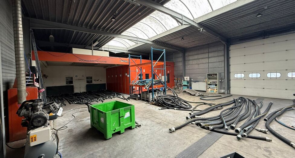Op een strategische locatie in Schelle, aan de Molenberglei 9-11, bevindt zich dit industrieel gebouw dewelke een uitstekende ligging geniet nabij de A12 (Antwerpen - Brussel). Het gebouw heeft een totale oppervlakte van ca. 1920 m&sup2;, bestaande uit een ma