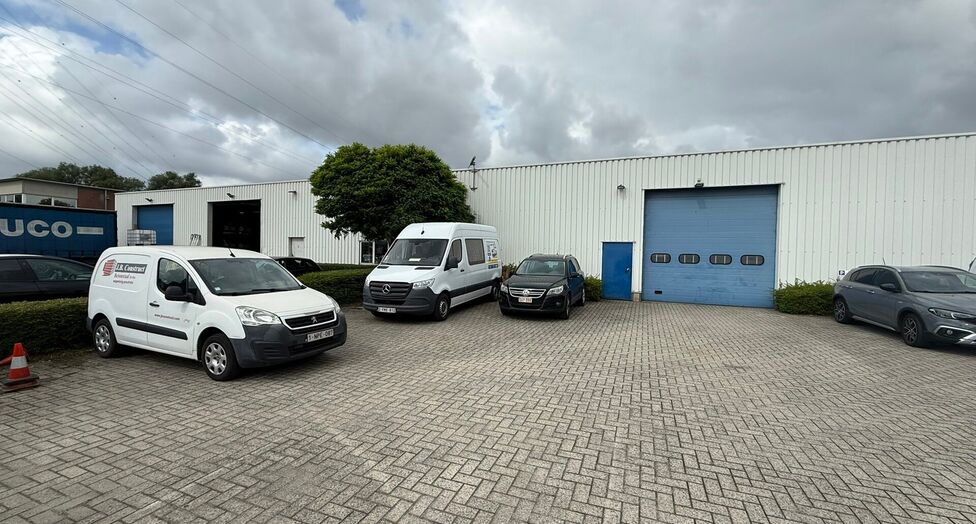 Op een strategische locatie in Schelle, aan de Molenberglei 9-11, bevindt zich dit industrieel gebouw dewelke een uitstekende ligging geniet nabij de A12 (Antwerpen - Brussel). Het gebouw heeft een totale oppervlakte van ca. 1920 m&sup2;, bestaande uit een ma