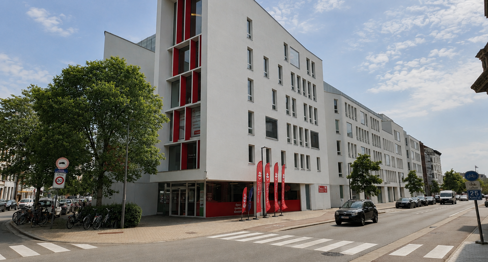 Dit moderne en centraal gelegen kantoorgebouw geniet van een uitstekende bereikbaarheid dankzij de nabijheid van de op- en afritten van de E17. Bovendien bevinden zich in de directe omgeving verschillende bus- en tramhaltes, waardoor het stadscentrum en h