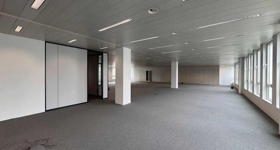 Dit moderne en centraal gelegen kantoorgebouw geniet van een uitstekende bereikbaarheid dankzij de nabijheid van de op- en afritten van de E17. Bovendien bevinden zich in de directe omgeving verschillende bus- en tramhaltes, waardoor het stadscentrum en h