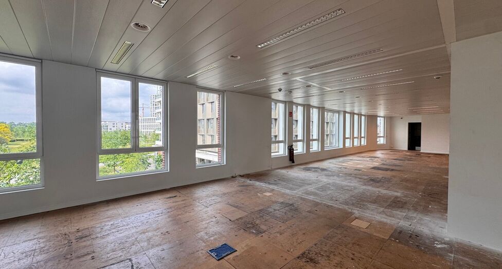 Dit moderne en centraal gelegen kantoorgebouw geniet van een uitstekende bereikbaarheid dankzij de nabijheid van de op- en afritten van de E17. Bovendien bevinden zich in de directe omgeving verschillende bus- en tramhaltes, waardoor het stadscentrum en h
