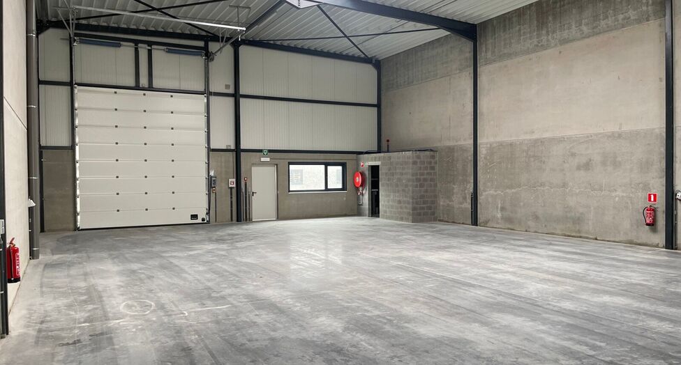 Het betreft de verhuur van nieuwbouw KMO - units langsheen de Oostmalsebaan in Brecht. De units zijn vlot bereikbaar op slechts 10 min van de E19 Antwerpen - Nederland.
Het project omvat 3 units variërend vanaf 221 m², eventueel samenvoegbaar. De units