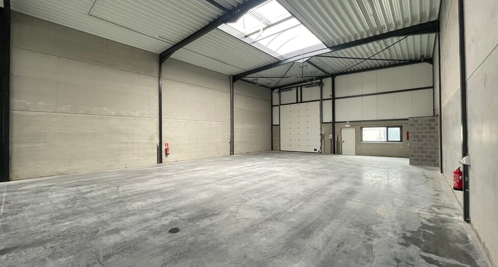 Het betreft de verhuur van nieuwbouw KMO - units langsheen de Oostmalsebaan in Brecht. De units zijn vlot bereikbaar op slechts 10 min van de E19 Antwerpen - Nederland.
Het project omvat 3 units variërend vanaf 221 m², eventueel samenvoegbaar. De units