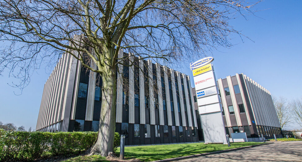 Op een zichtlocatie langs de Prins Boudewijnlaan in Kontich bevindt zich een representatief en modern kantoorgebouw met een totale oppervlakte van 6.500 m&sup2;, verdeeld over drie bovengrondse verdiepingen.

Dankzij de strategische ligging, vlak bij de op- e