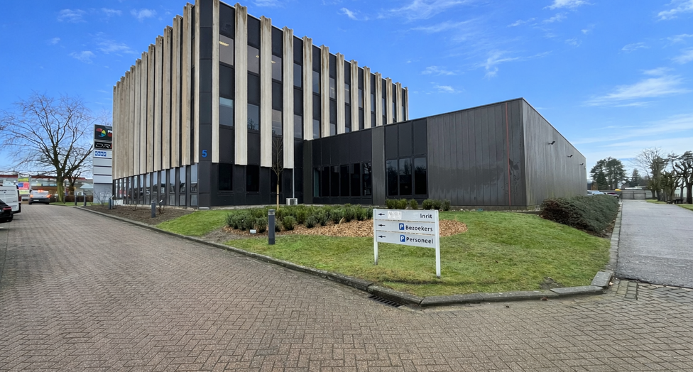 Op een zichtlocatie langs de Prins Boudewijnlaan in Kontich bevindt zich een representatief en modern kantoorgebouw met een totale oppervlakte van 6.500 m&sup2;, verdeeld over drie bovengrondse verdiepingen.

Dankzij de strategische ligging, vlak bij de op- e