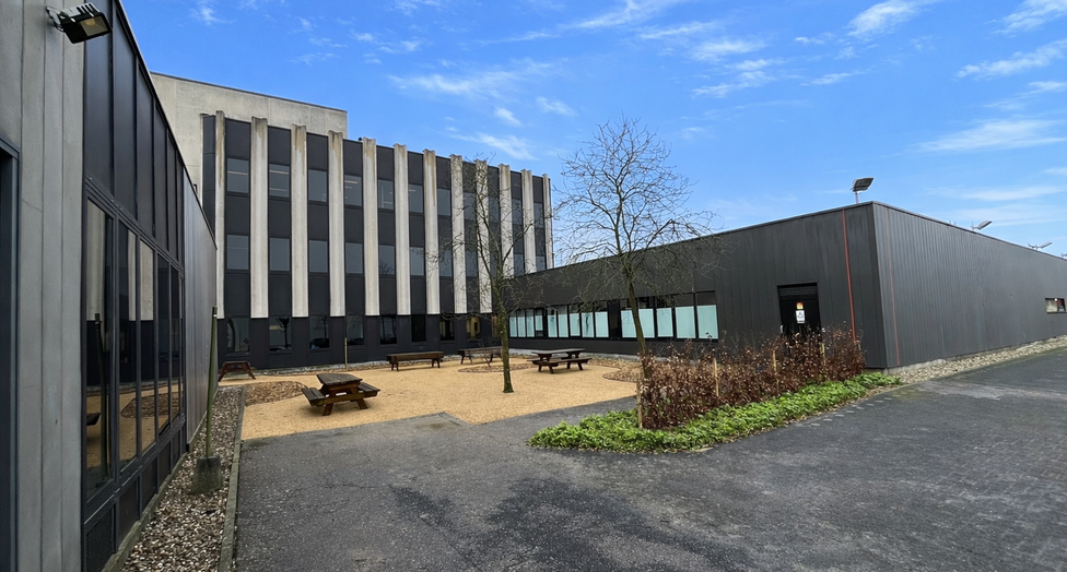 Op een zichtlocatie langs de Prins Boudewijnlaan in Kontich bevindt zich een representatief en modern kantoorgebouw met een totale oppervlakte van 6.500 m&sup2;, verdeeld over drie bovengrondse verdiepingen.

Dankzij de strategische ligging, vlak bij de op- e