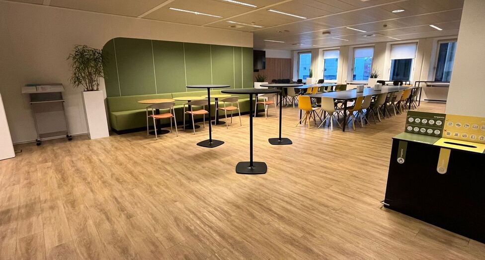 Op een zichtlocatie langs de Prins Boudewijnlaan in Kontich bevindt zich een representatief en modern kantoorgebouw met een totale oppervlakte van 6.500 m&sup2;, verdeeld over drie bovengrondse verdiepingen.

Dankzij de strategische ligging, vlak bij de op- e