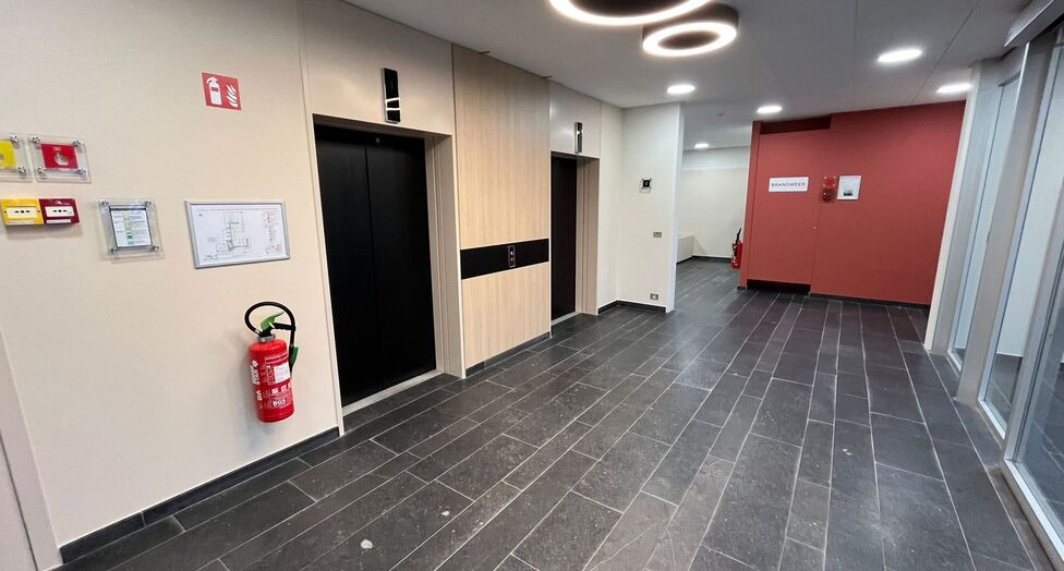 Op een zichtlocatie langs de Prins Boudewijnlaan in Kontich bevindt zich een representatief en modern kantoorgebouw met een totale oppervlakte van 6.500 m&sup2;, verdeeld over drie bovengrondse verdiepingen.

Dankzij de strategische ligging, vlak bij de op- e