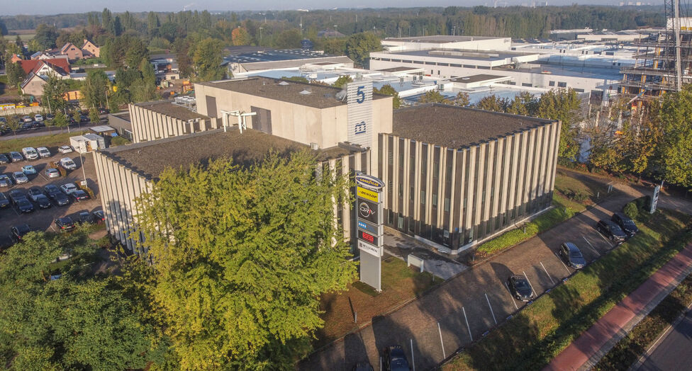 Op een zichtlocatie langs de Prins Boudewijnlaan in Kontich bevindt zich een representatief en modern kantoorgebouw met een totale oppervlakte van 6.500 m&sup2;, verdeeld over drie bovengrondse verdiepingen.

Dankzij de strategische ligging, vlak bij de op- e