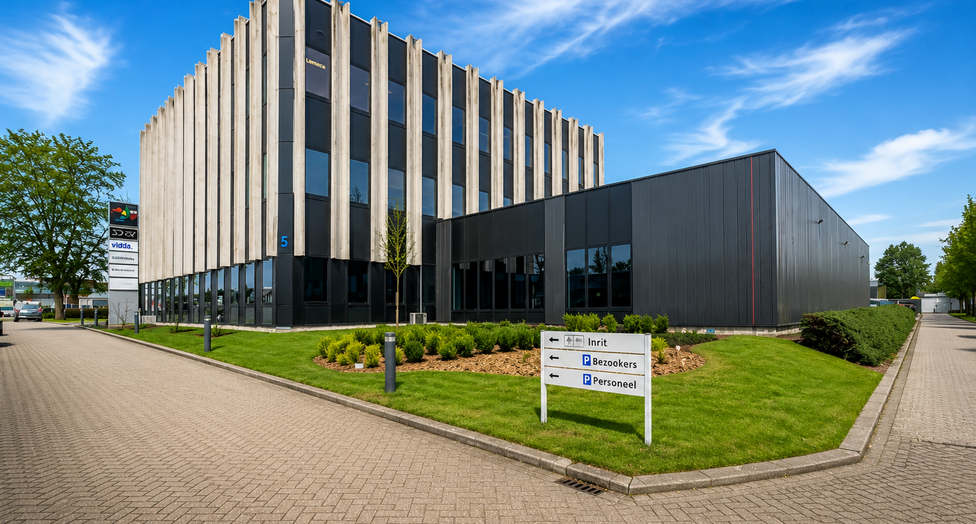 Op een zichtlocatie langs de Prins Boudewijnlaan in Kontich bevindt zich een representatief en modern kantoorgebouw met een totale oppervlakte van 6.500 m², verdeeld over drie bovengrondse verdiepingen.
Dankzij de strategische ligging, vlak bij de op- e