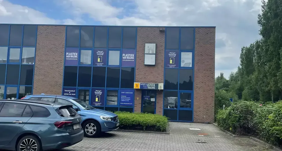 Het betreft de verhuur van verschillende KMO-units met kantoren, gelegen in bedrijvenpark Kontich I & II. Het bedrijvenpark is uitstekend gelegen langs de Prins Boudewijnlaan, in de onmiddellijke nabijheid van de op- en afrit Kontich van de E19 (Antwerpen