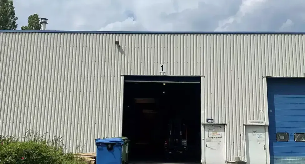 Het betreft de verhuur van verschillende KMO-units met kantoren, gelegen in bedrijvenpark Kontich I & II. Het bedrijvenpark is uitstekend gelegen langs de Prins Boudewijnlaan, in de onmiddellijke nabijheid van de op- en afrit Kontich van de E19 (Antwerpen