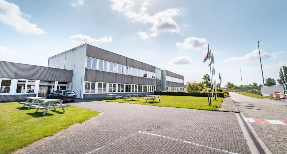 Het betreft de verhuur van een logistiek gebouw te Kontich. Dit gebouw geniet een uitstekende locatie naast de E19. De site ligt op 20 minuten van het centrum van Antwerpen en op 30 minuten van Brussel. Het gebouw bestaat uit 15 000 m² opslagruimte, dewe