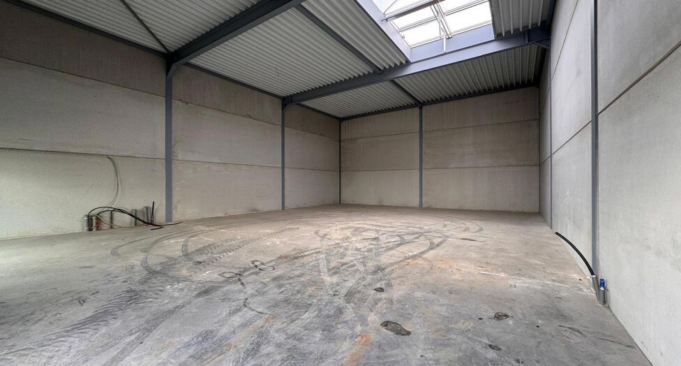 Aan de Starrenhoflaan in Kapellen bevindt zich dit moderne nieuwbouw KMO-project met diverse bedrijfsunits te huur. Dankzij de strategische ligging, vlakbij belangrijke invalswegen en op korte afstand van de A12, geniet de site van een uitstekende bereikb