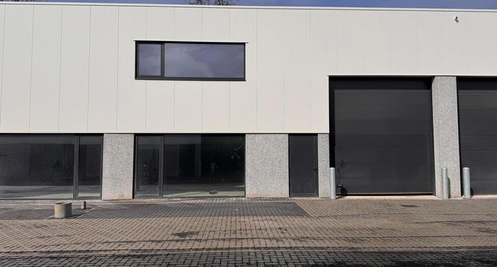 Aan de Starrenhoflaan in Kapellen bevindt zich dit moderne nieuwbouw KMO-project met diverse bedrijfsunits te huur. Dankzij de strategische ligging, vlakbij belangrijke invalswegen en op korte afstand van de A12, geniet de site van een uitstekende bereikb