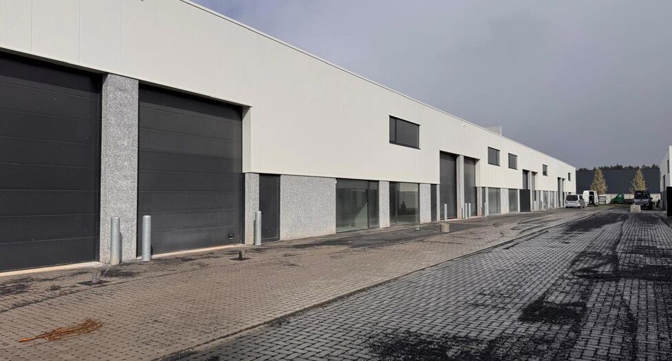 Aan de Starrenhoflaan in Kapellen bevindt zich dit moderne nieuwbouw KMO-project met diverse bedrijfsunits te huur. Dankzij de strategische ligging, vlakbij belangrijke invalswegen en op korte afstand van de A12, geniet de site van een uitstekende bereikb