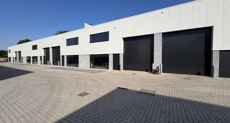 Aan de Starrenhoflaan in Kapellen bevindt zich dit moderne nieuwbouw KMO-project met diverse units te huur.

Dankzij de strategische ligging, in de nabijheid van belangrijke invalswegen en op korte afstand van de A12, is de site uitstekend bereikbaar voor