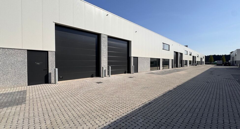 Aan de Starrenhoflaan in Kapellen bevindt zich dit moderne nieuwbouw KMO-project met diverse units te huur.

Dankzij de strategische ligging, in de nabijheid van belangrijke invalswegen en op korte afstand van de A12, is de site uitstekend bereikbaar voor