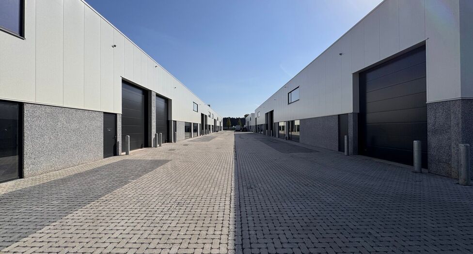 Aan de Starrenhoflaan in Kapellen bevindt zich dit moderne nieuwbouw KMO-project met diverse units te huur.

Dankzij de strategische ligging, in de nabijheid van belangrijke invalswegen en op korte afstand van de A12, is de site uitstekend bereikbaar voor