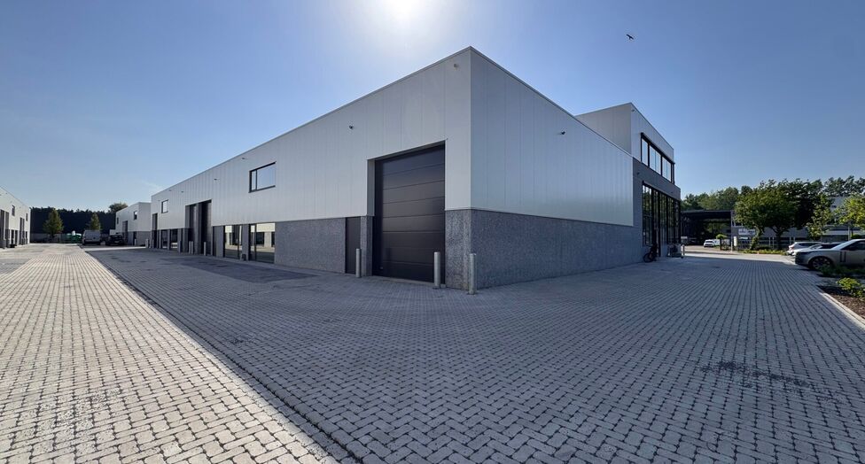 Aan de Starrenhoflaan in Kapellen bevindt zich dit moderne nieuwbouw KMO-project met diverse units te huur.

Dankzij de strategische ligging, in de nabijheid van belangrijke invalswegen en op korte afstand van de A12, is de site uitstekend bereikbaar voor