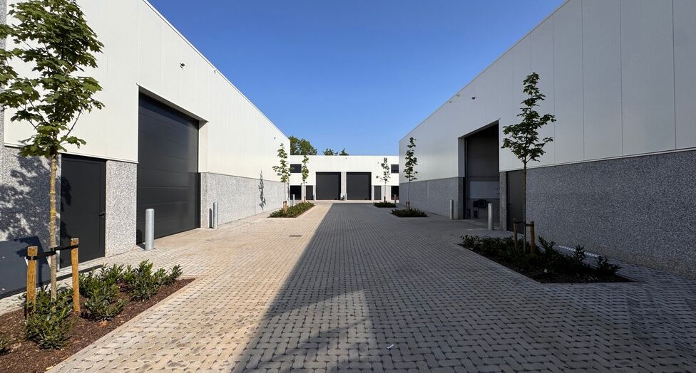 Aan de Starrenhoflaan in Kapellen bevindt zich dit moderne nieuwbouw KMO-project met diverse units te huur.

Dankzij de strategische ligging, in de nabijheid van belangrijke invalswegen en op korte afstand van de A12, is de site uitstekend bereikbaar voor