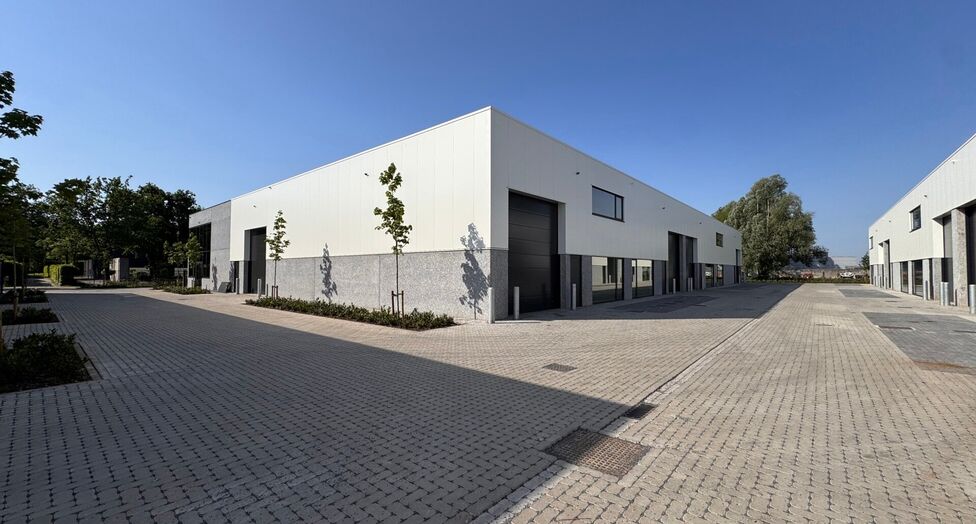 Aan de Starrenhoflaan in Kapellen bevindt zich dit moderne nieuwbouw KMO-project met diverse units te huur.

Dankzij de strategische ligging, in de nabijheid van belangrijke invalswegen en op korte afstand van de A12, is de site uitstekend bereikbaar voor