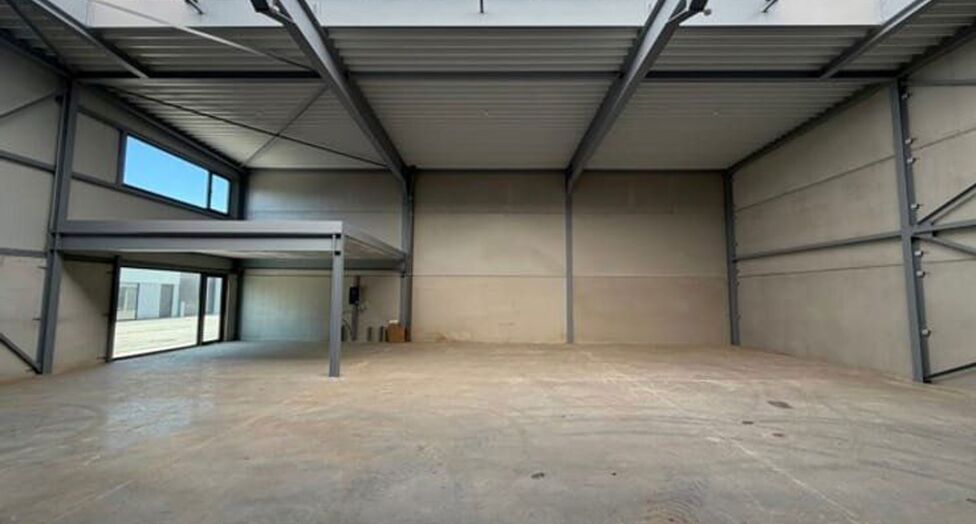 Aan de Starrenhoflaan in Kapellen bevindt zich dit moderne nieuwbouw KMO-project met diverse units te huur.

Dankzij de strategische ligging, in de nabijheid van belangrijke invalswegen en op korte afstand van de A12, is de site uitstekend bereikbaar voor