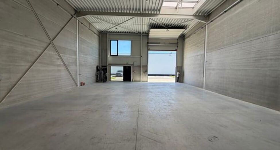 Aan de Starrenhoflaan in Kapellen bevindt zich dit moderne nieuwbouw KMO-project met diverse units te huur.

Dankzij de strategische ligging, in de nabijheid van belangrijke invalswegen en op korte afstand van de A12, is de site uitstekend bereikbaar voor