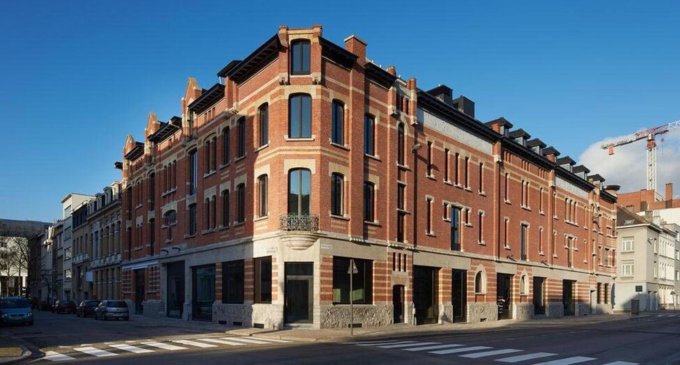 In het voormalige pakhuis van Katoen Natie bevindt zich het gerenoveerde kantorencomplex Valkeniers Natie, gelegen aan de Van de Wervestraat 18-22 in Antwerpen. Dit karaktervolle gebouw combineert de authentieke architectuur van het historische pakhuis me