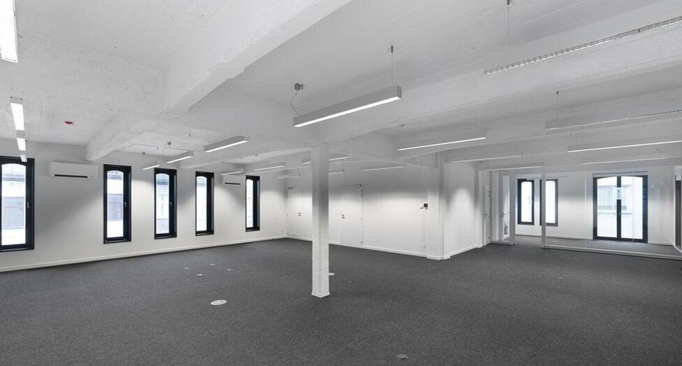 In het voormalige pakhuis van Katoen Natie bevindt zich het gerenoveerde kantorencomplex Valkeniers Natie, gelegen aan de Van de Wervestraat 18-22 in Antwerpen. Dit karaktervolle gebouw combineert de authentieke architectuur van het historische pakhuis me