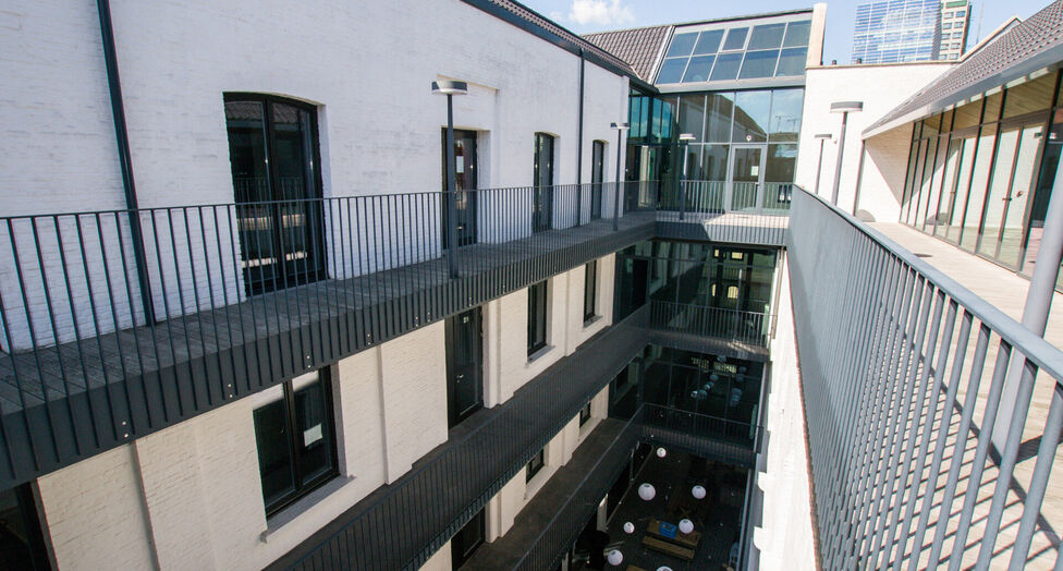 In het voormalige pakhuis van Katoen Natie bevindt zich het gerenoveerde kantorencomplex Valkeniers Natie, gelegen aan de Van de Wervestraat 18-22 in Antwerpen. Dit karaktervolle gebouw combineert de authentieke architectuur van het historische pakhuis me