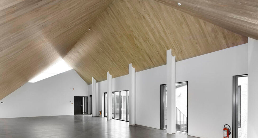 In het voormalige pakhuis van Katoen Natie bevindt zich het gerenoveerde kantorencomplex Valkeniers Natie, gelegen aan de Van de Wervestraat 18-22 in Antwerpen. Dit karaktervolle gebouw combineert de authentieke architectuur van het historische pakhuis me