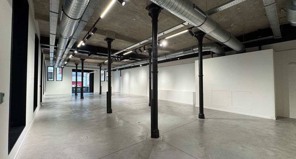 In het voormalige pakhuis van Katoen Natie bevindt zich het gerenoveerde kantorencomplex Valkeniers Natie, gelegen aan de Van de Wervestraat 18-22 in Antwerpen. Dit karaktervolle gebouw combineert de authentieke architectuur van het historische pakhuis me