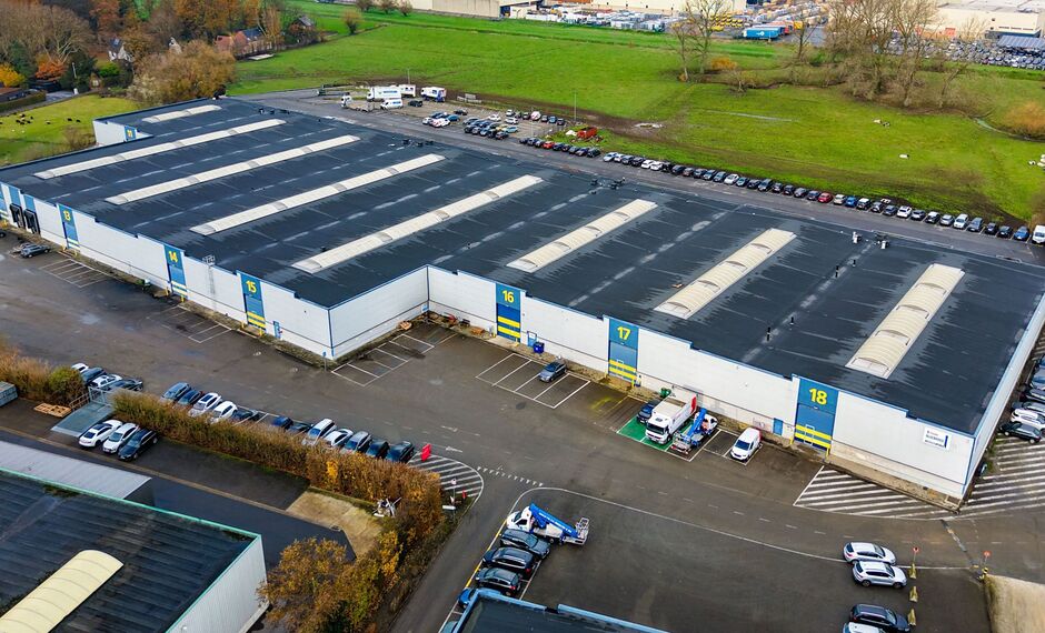 Dit project betreft een grootschalige semi-industri&euml;le site met een totale oppervlakte van 36.288 m&sup2;, verdeeld over twee gebouwen met een combinatie van magazijnen en kantoorruimtes. Het complex omvat 18 afzonderlijke units, wat flexibiliteit biedt voor