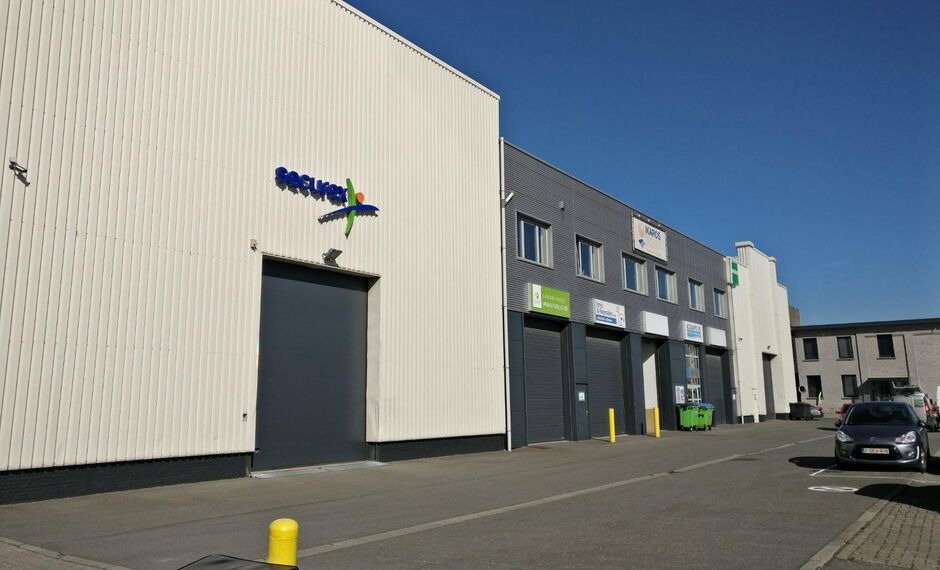 Op deze polyvalente bedrijfssite bieden wij verschillende magazijnruimtes aan, waaronder een magazijnruimte van ca. 100 m&sup2; met een vrije hoogte van ca. 6 meter.

De site geniet een uitstekende ligging in de nabijheid van de Antwerpse Ring en het Albertka