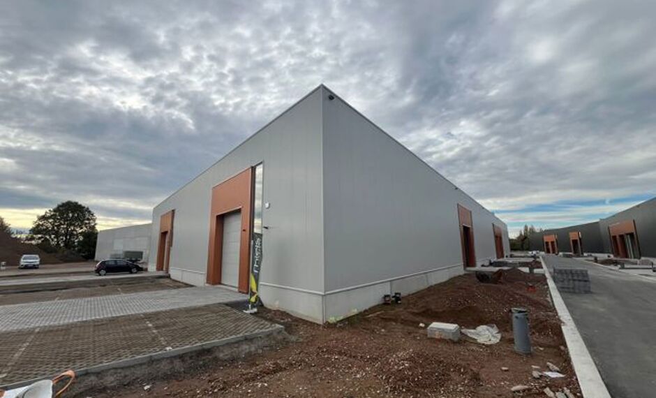 Strategisch gelegen te Heist-op-den-Berg, bieden wij nieuwbouw KMO-units aan in koop/huur
Het project omvat 4 verschillende gebouwen, waarin oppervlaktes beschikbaar zijn vanaf ca. 304 m² tot ca. 6.272 m².
Verkoopprijzen exclusief btw en aankoopkosten
