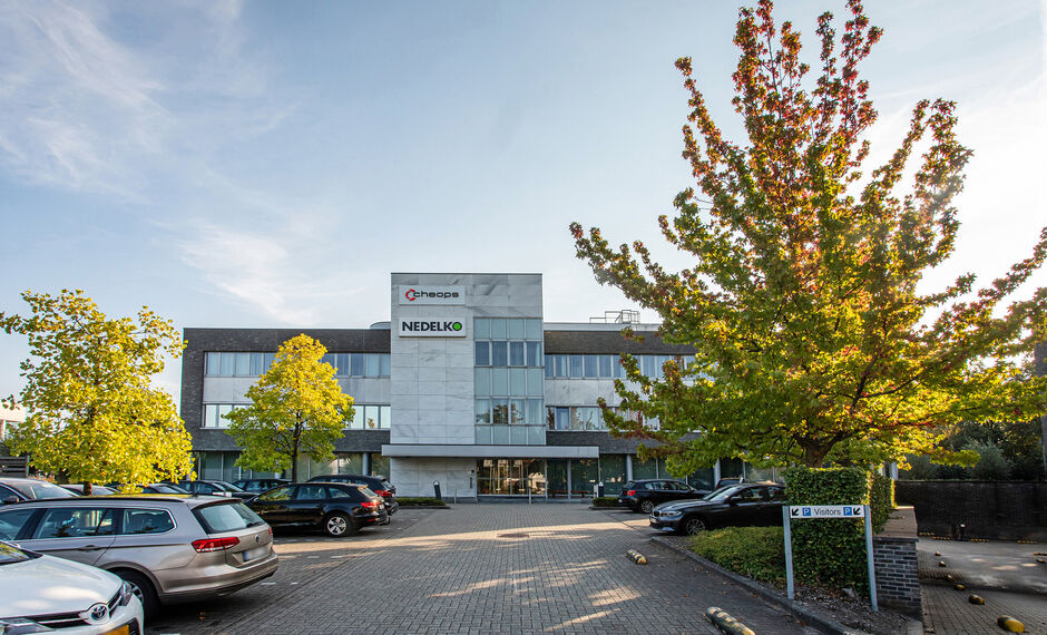 De Arend is een modern kantorencomplex aan de Prins Boudewijnlaan in Kontich, bestaande uit drie gebouwen met telkens drie verdiepingen. De efficiënte, rechthoekige plateaus bieden maximale lichtinval en creëren een aangename en productieve werkomgeving