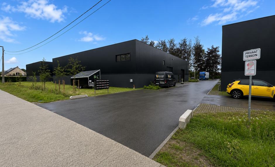 Gelegen langs de Notmeir te Duffel maken deze drie moderne bedrijfsunits deel uit van het recente &ldquo;Duffel Business Park&rdquo;, een kwalitatief nieuw KMO-project op een strategische locatie tussen Antwerpen en Brussel.

Het bedrijvenpark bevindt zich tussen