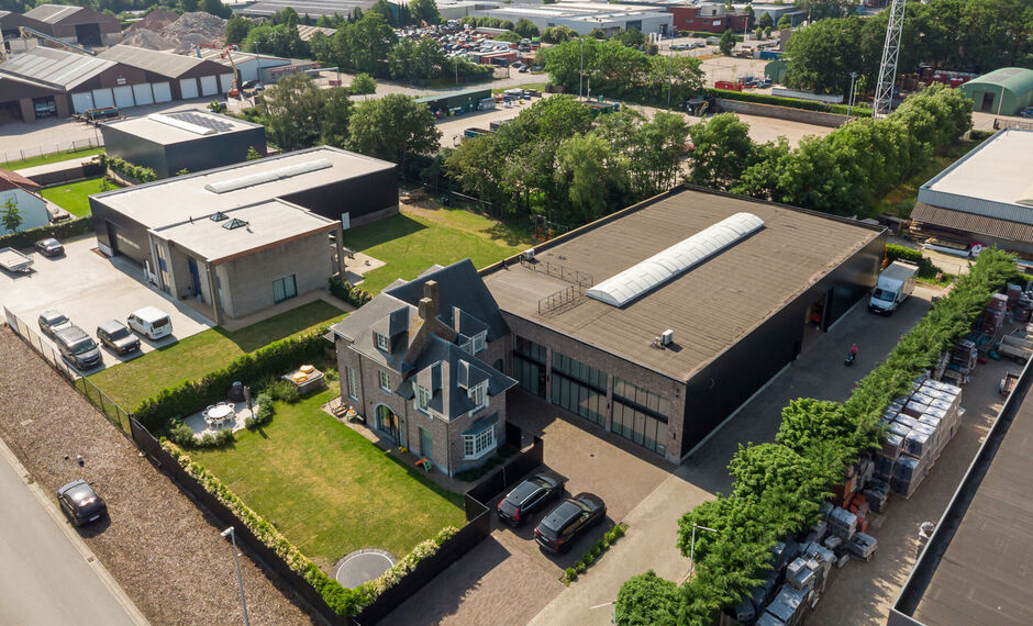 In de Duiventorenstraat te Essen bevindt zich deze unieke vastgoedsite bestaande uit twee naast elkaar gelegen percelen met een totale oppervlakte van maar liefst 5.005 m². Dankzij de combinatie van ruime magazijnen, kantoren, showroomruimtes en woongele
